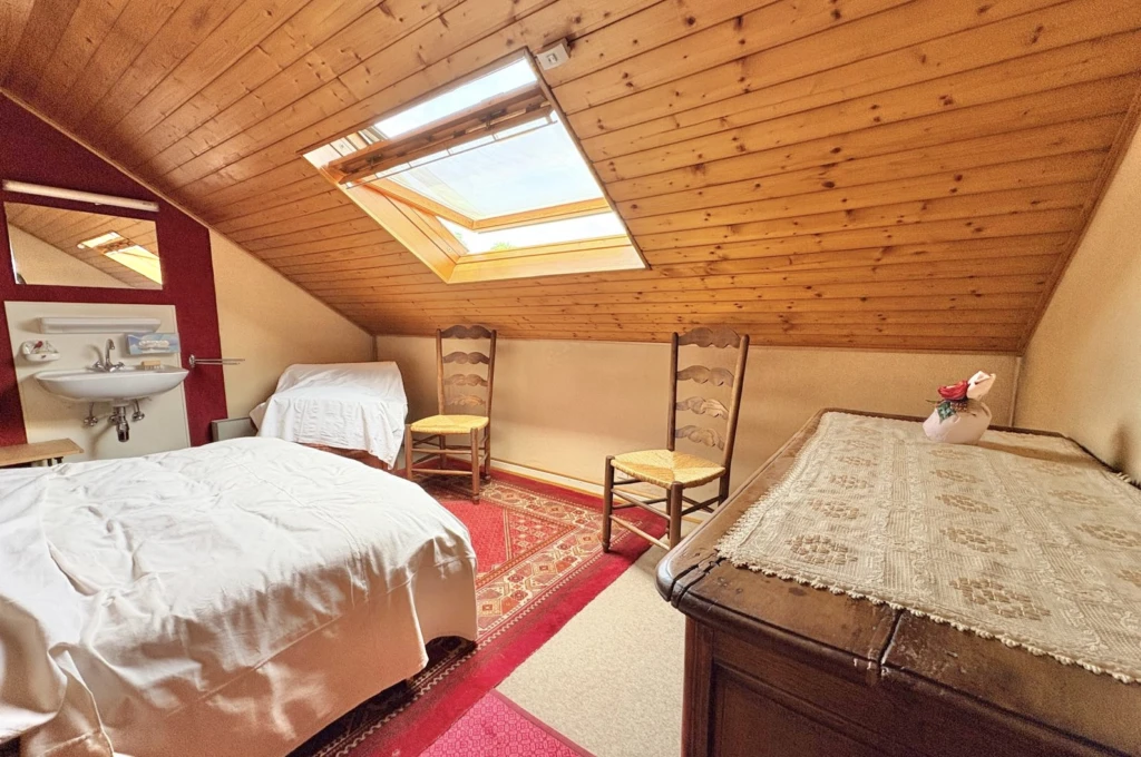 chambre ou bureau en duplex avec lavabo et volet électrique