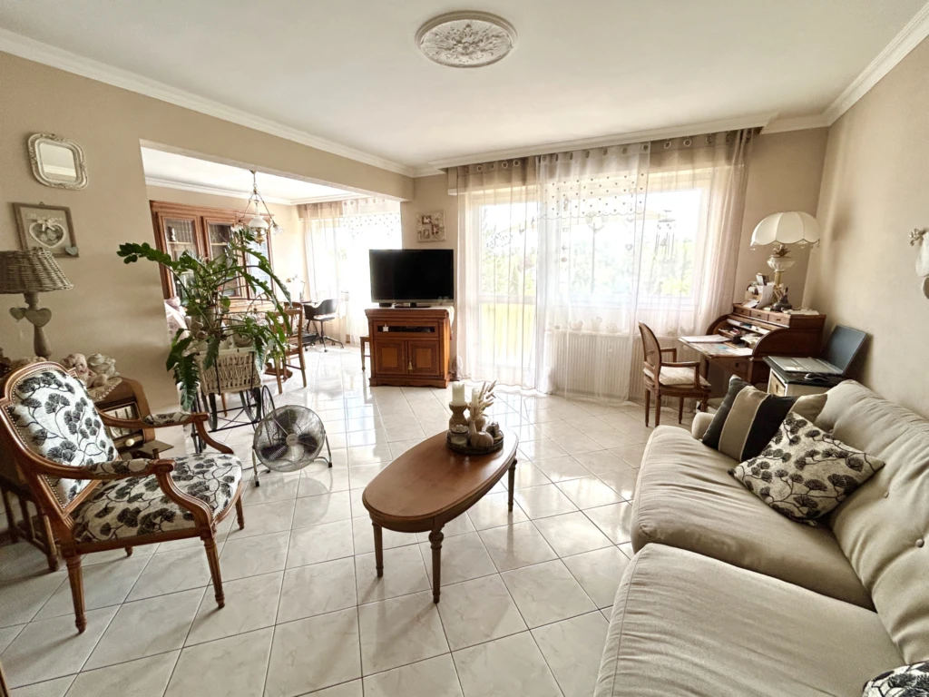 salon séjour de 33 m2 accès balcon de 4,50 m2