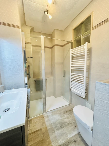 1er : Salle d'eau équipée rénovée    toilette