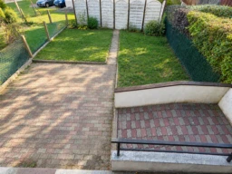 cour jardin arrière accès salon et terrasse