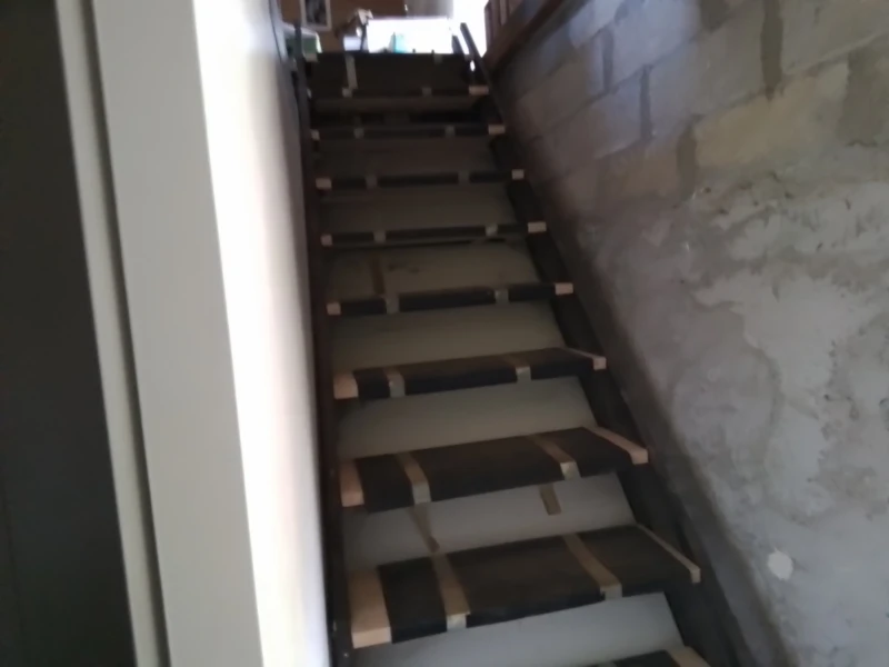 escaliers neufs (emballés)