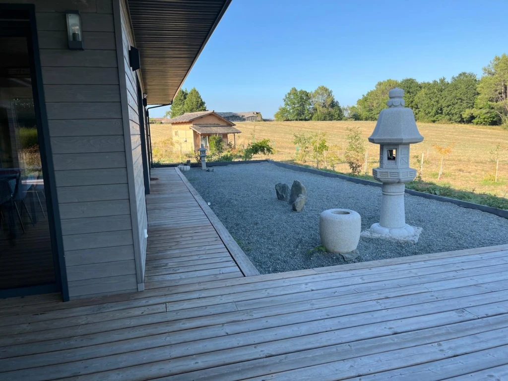 terrasse , jardin aménagé et maison de cérémonie du Thé