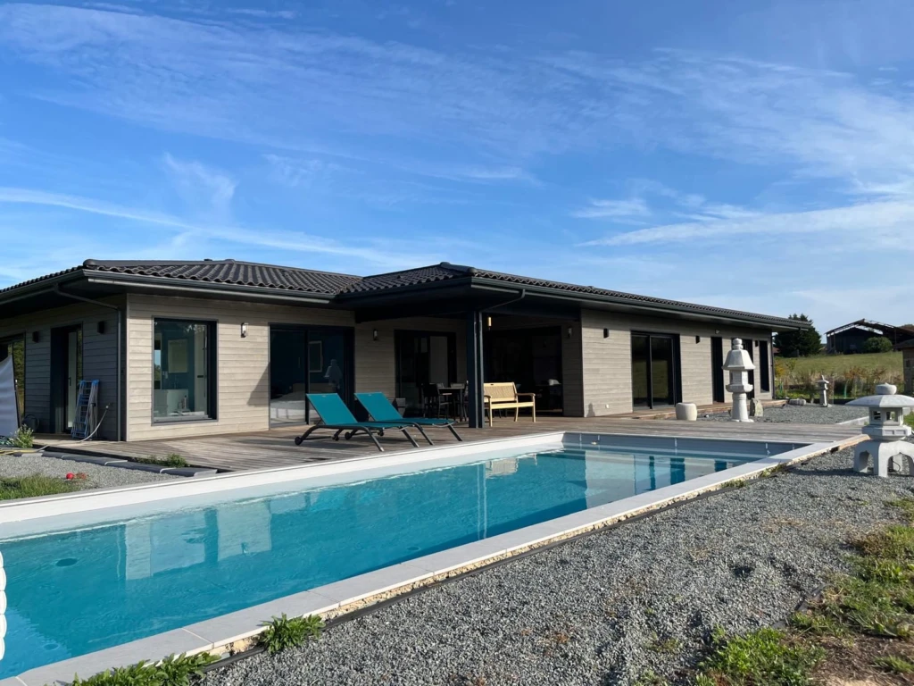 arrière de la maison piscine chauffée