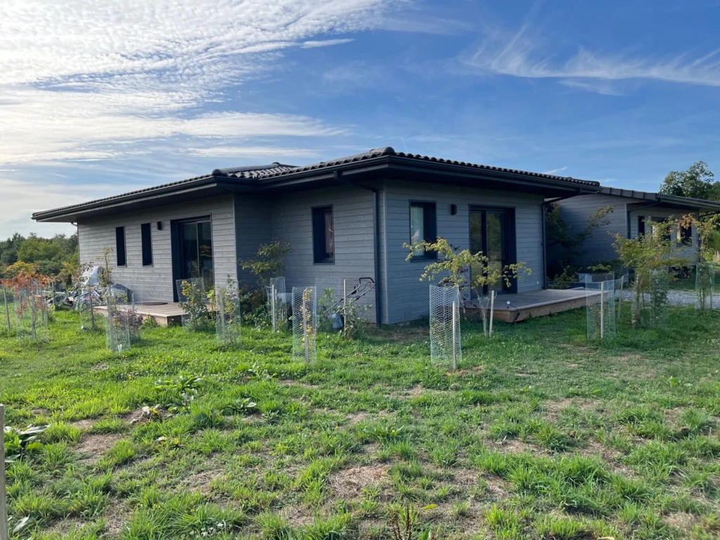 avant d ela maison plantation sur tout le terrain