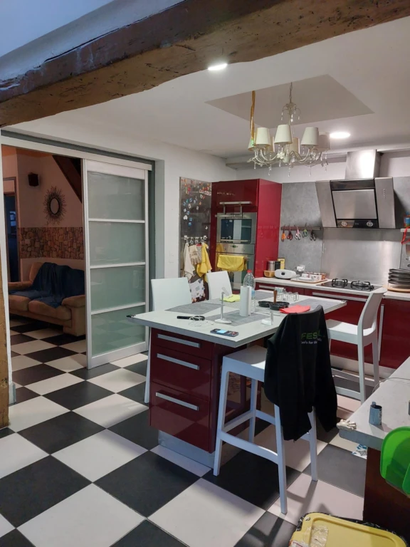 Cuisine équipée avec porte coulissante