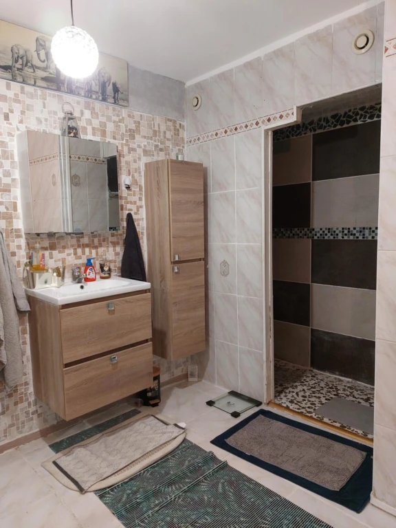 Salle de bain avec douche à l'italienne