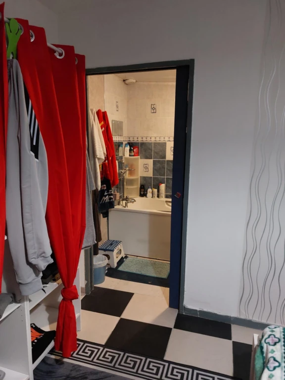 Salle de bain dans la chambre parenatle