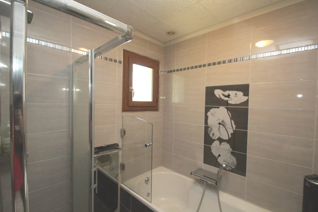 salle de bain avec baignoire et douche