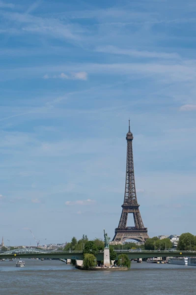 Vue sur la Tour Eiffel / quai Blériot Paris 16