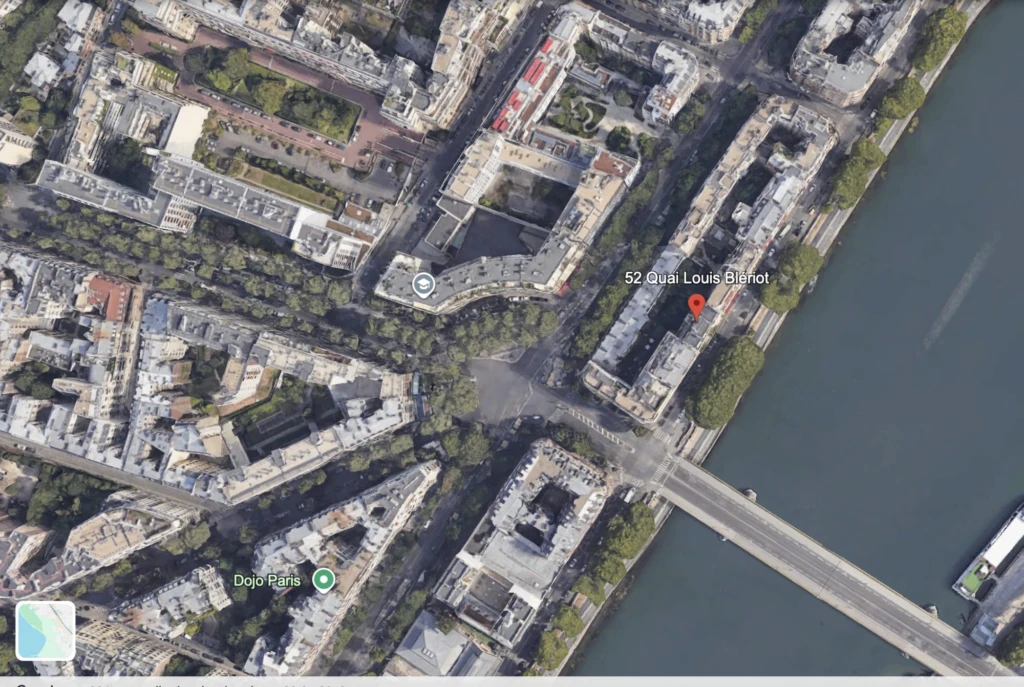 Près des piscines et face au centre commercial Beaugrenelle