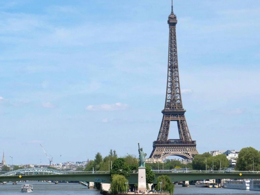 Vue sur la Tour Eiffel / quai Blériot Paris 16