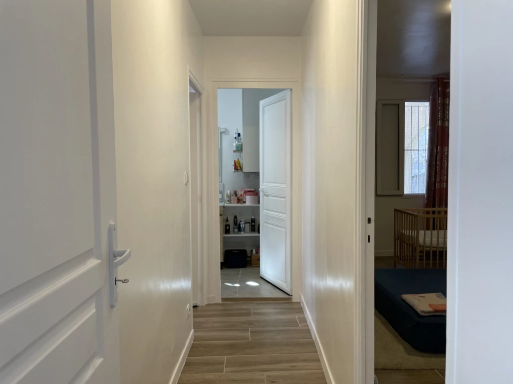 Couloir desservant 2 chambres et salle de bain appartement 55 m² Béziers