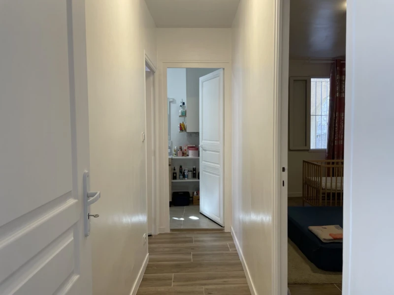 Couloir desservant 2 chambres et salle de bain appartement 55 m² Béziers