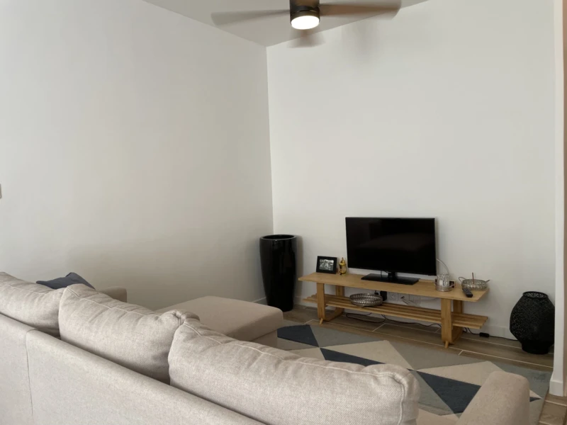 Salon avec éclairage ventilateur appartement 55 m² Béziers