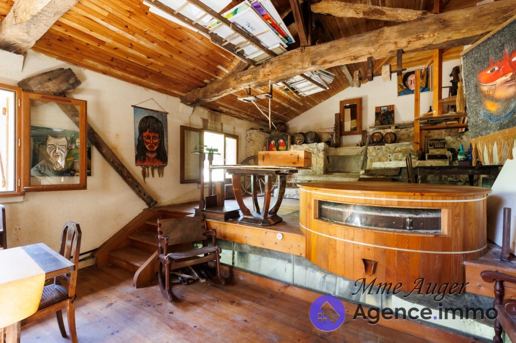 SALON AVEC MEULE ET VUE SALLE DES MEULES