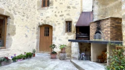 Cour_maison_Laurac_6_chambres_grande_surface_habitable