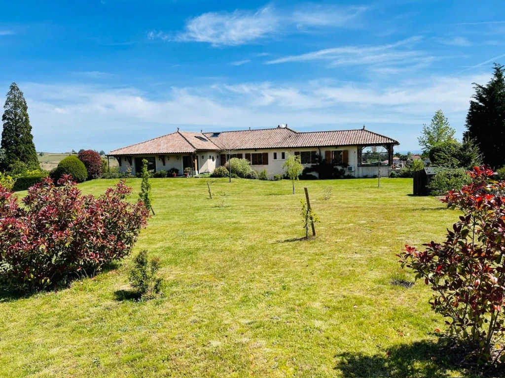 Pour des raisons de confidencialité ,je préfère ne pas publier mes autres photos . Il est préférable de visiter cette somtueuse maison au plus vite .