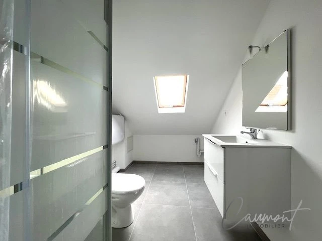 Salle de douches avec wc