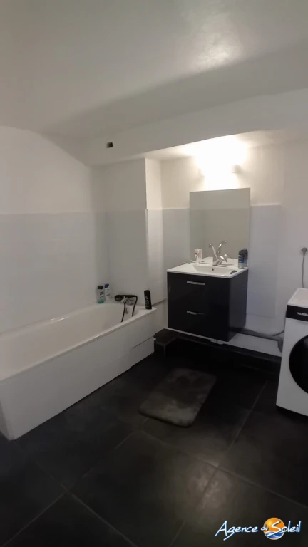 Salle de bains avec toilette suspendue