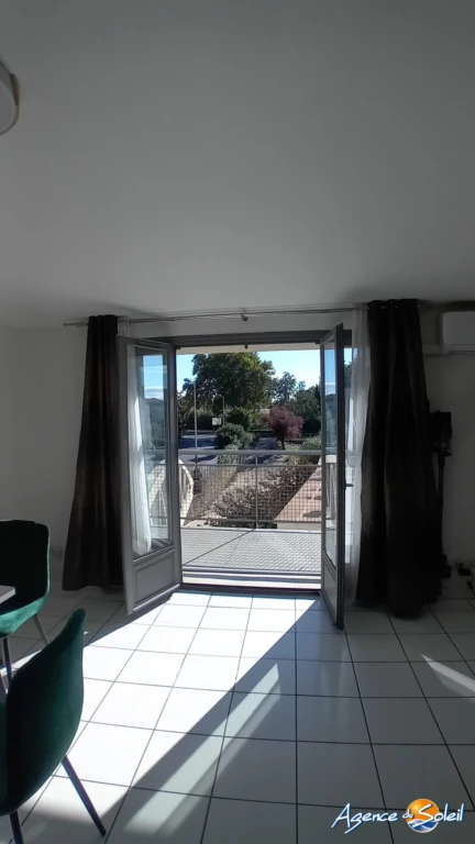 Vue extérieure. Pas de passage locataires devant l'appartement