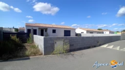 MUR EN COURS DE PEINTURE