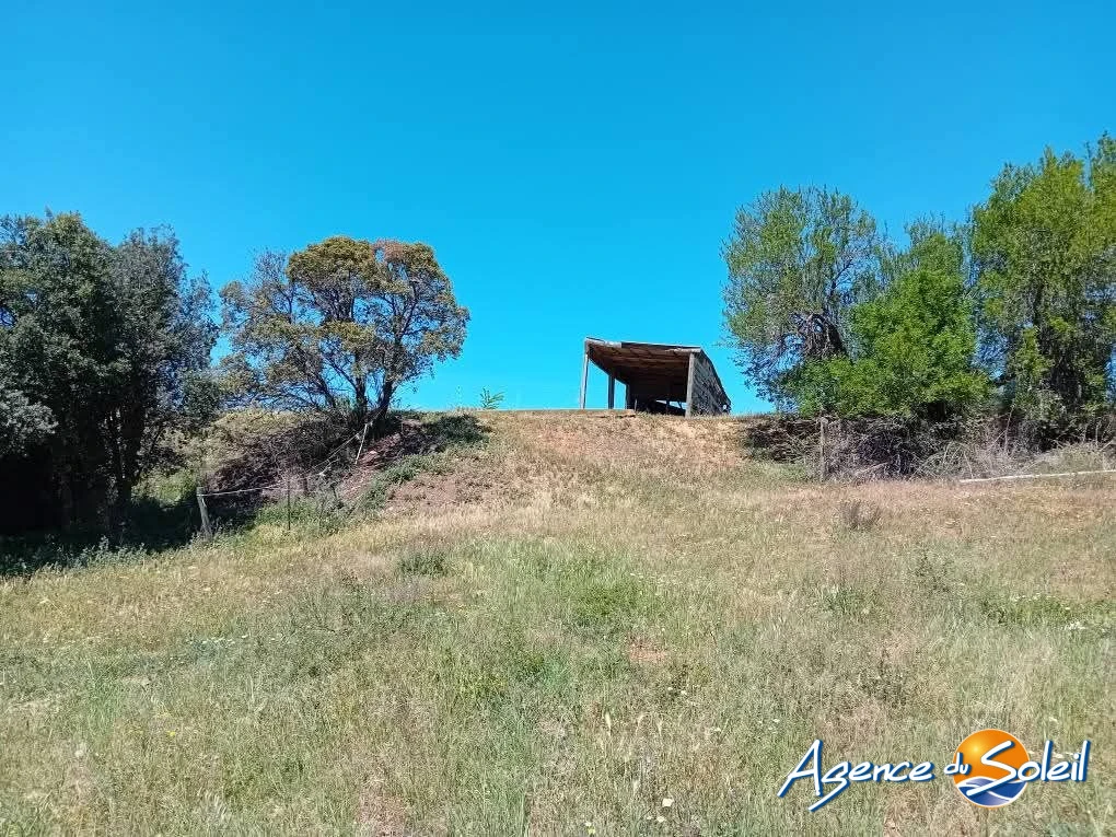 Abris foin dalle béton également