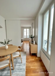 Relooking Home staging par IA  pour l'entrée salle à manger.