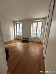 Espace de vie modulable, aménagé en salon/chambre.
