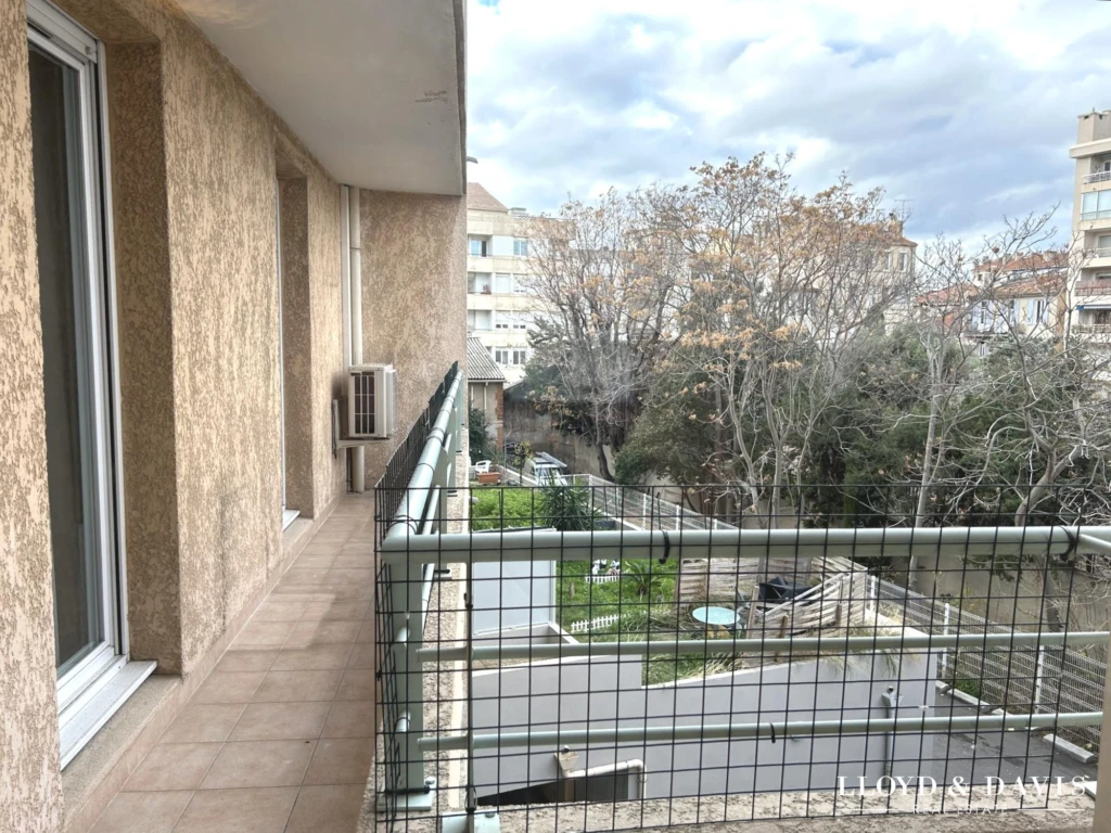 BALCON SUR COUR