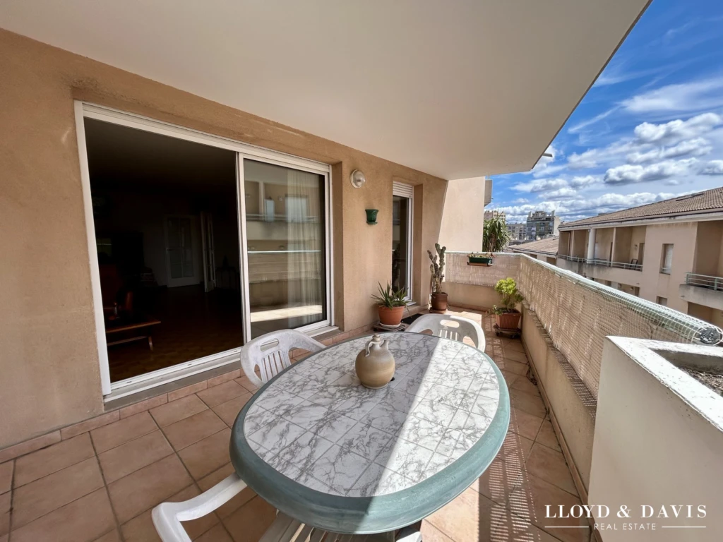 SEJOUR ET CUISINE/ TERRASSE