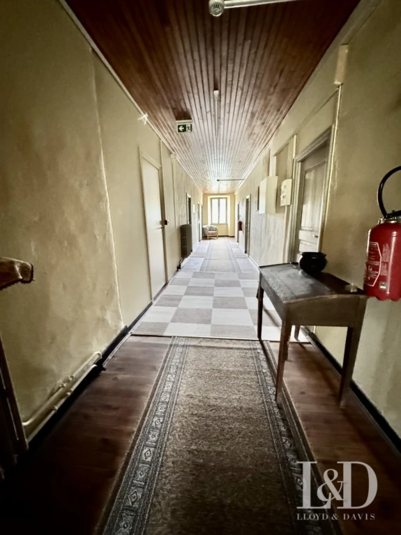 Couloir étage avec accès aux chambres