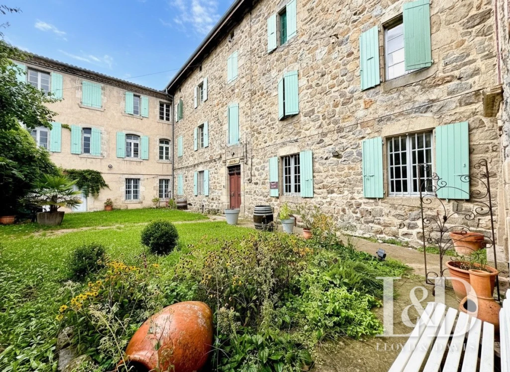 Cour d'entrée