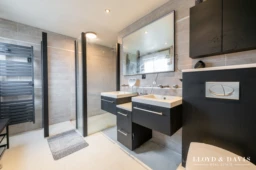 Salle d'eau de la chambre parentale- douche à l'italienne & double vasque