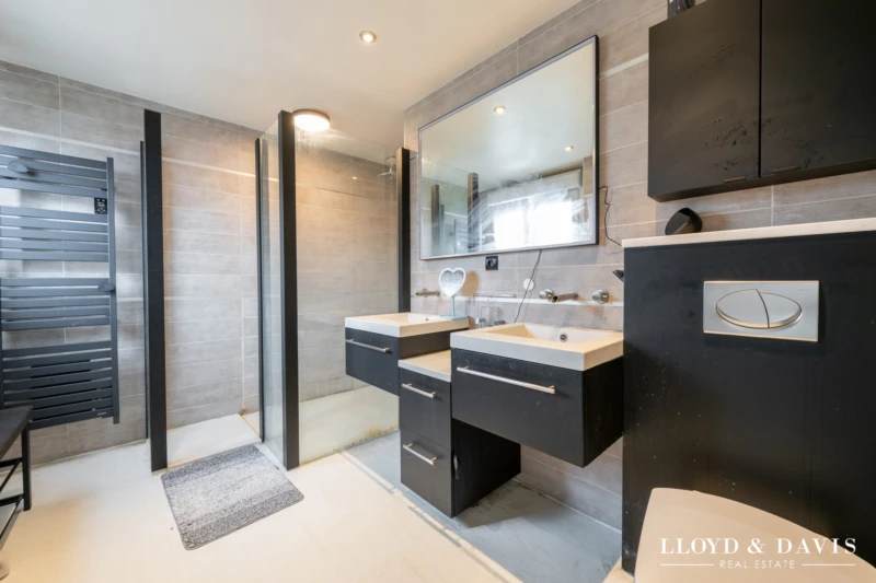 Salle d'eau de la chambre parentale- douche à l'italienne & double vasque
