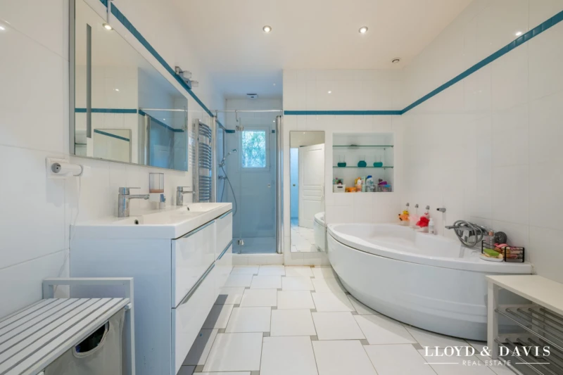 Salle de bain familiale – baignoire d'angle et rangements