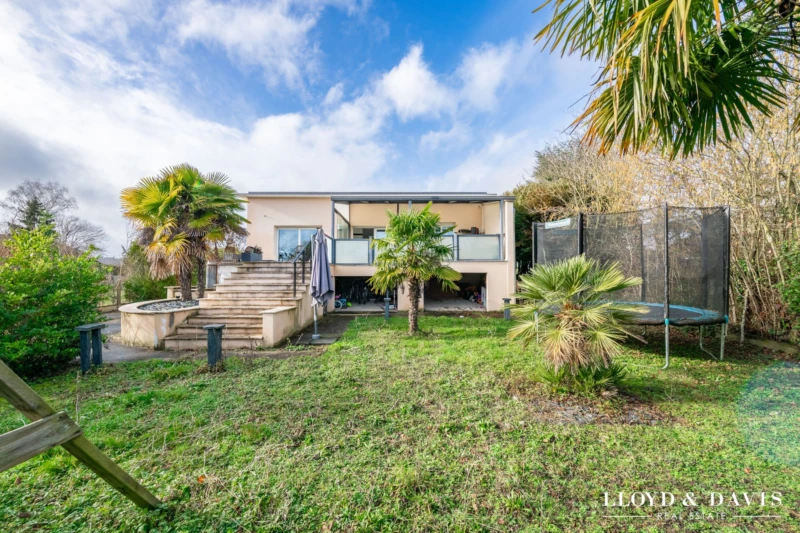 Façade & jardin – plain?pied moderne sur 1?200 m²