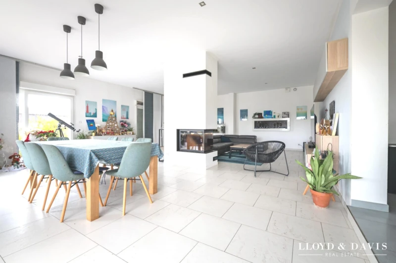 Séjour lumineux – espace de vie chaleureux et contemporain