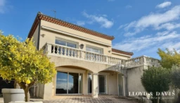 220 m²  entièrement rénovée