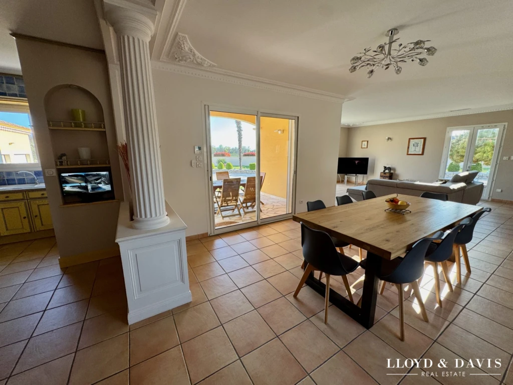 Salle à manger ouverte sur la terrasse