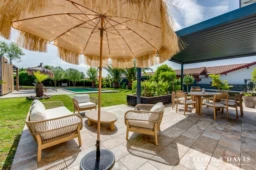 Terrasse avec coin repas et pergola bioclimatique
