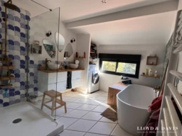 Salle de bains avec baignoire et douche