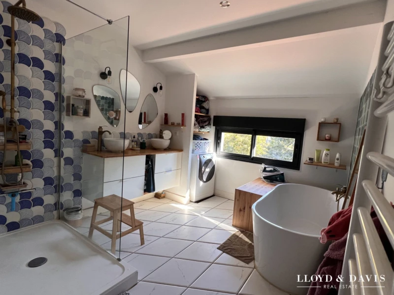 Salle de bains avec baignoire et douche