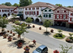 Vue sur la place principale du village