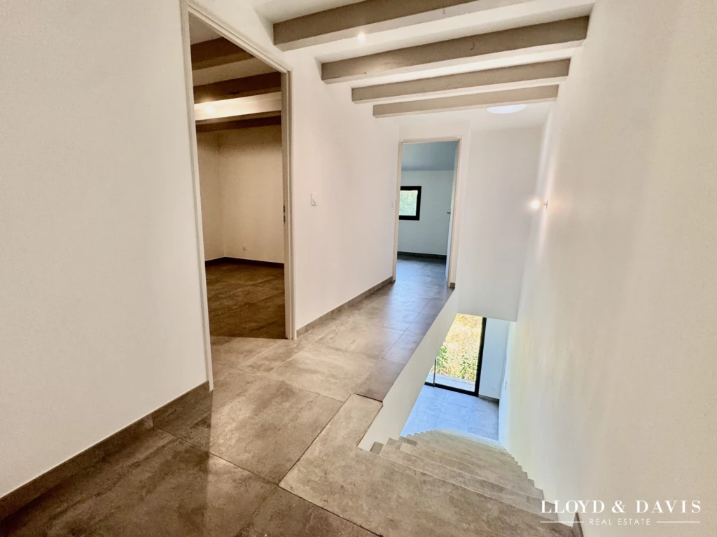 Dégagement entrée, accès aux 3 chambres
