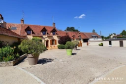 Corps de ferme avec cours minéralisée