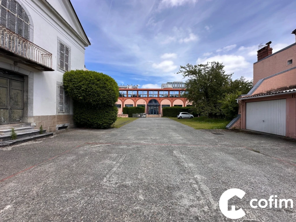 Locaux de bureaux + garages et parking + maison à rénover