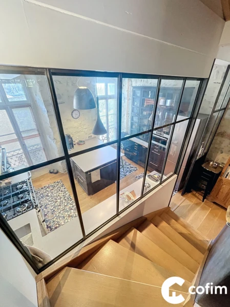 Vue de la cuisine depuis l'escalier