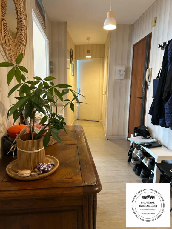 hall , pouvant servir de bureau
