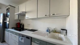 Cuisine indépendante tout équipée dans une résidence de standing - T3 meublé 72m² Californie Nice