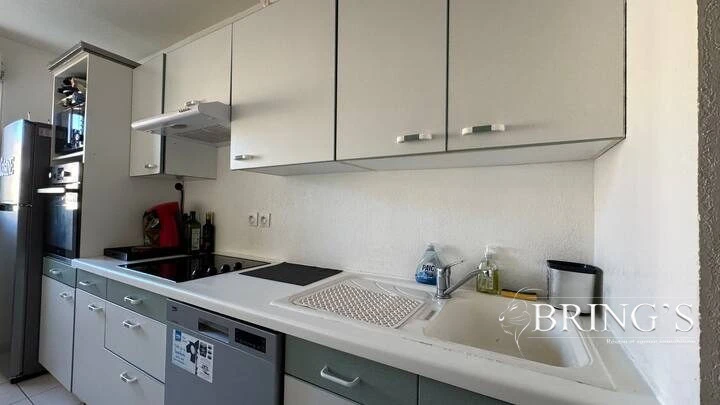Cuisine indépendante tout équipée dans une résidence de standing - T3 meublé 72m² Californie Nice